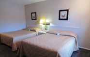 Kamar Tidur 3 Lakeside Villa Inn & Suites