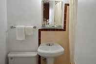 In-room Bathroom Classic Inn Motel