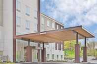 Exterior Holiday Inn Express & Suites New Cumberland, an IHG Hotel