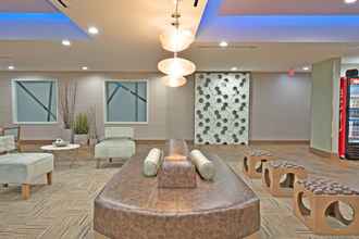 Lobby 4 Holiday Inn Express & Suites New Cumberland, an IHG Hotel