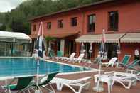สระว่ายน้ำ Hotel Lago Verde