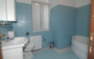 Toilet Kamar 7 Main Square Apartments & More