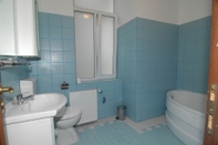 Toilet Kamar Main Square Apartments & More