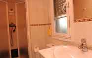 In-room Bathroom 5 Hostal Venecia