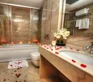 In-room Bathroom 4 Golden Deluxe Hotel