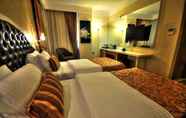 Bedroom 7 Golden Deluxe Hotel