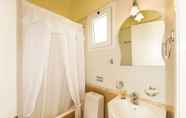 Toilet Kamar 2 Kostis Villas