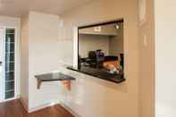 Bedroom WoodSpring Suites Columbus Urbancrest