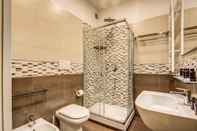 Toilet Kamar Gravina Suite Frattina