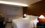 Bedroom 2 Oriens Hotel & Residences