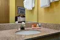 In-room Bathroom Travelodge by Wyndham Junction City