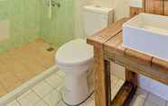 Toilet Kamar 5 Love Summer Hostel