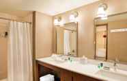 Toilet Kamar 6 Four Points By Sheraton At Phoenix Mesa Gateway Airport