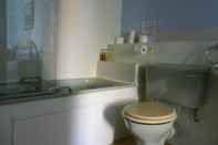 Toilet Kamar Brocks Guest House