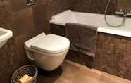 Toilet Kamar 7 Lescalier