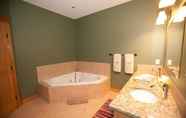 Toilet Kamar 2 Brookside by Apex Accommodations