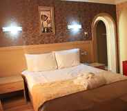 Kamar Tidur 5 Royal Carine Hotel