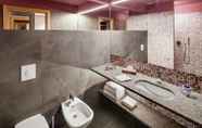 In-room Bathroom 7 Hotel Da Vinci