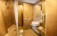 In-room Bathroom 2 Hotel Da Vinci