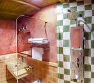 In-room Bathroom 5 Arohaz Hotel & Restaurante