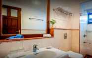 In-room Bathroom 5 Radisson Goa Candolim