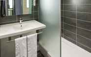 In-room Bathroom 6 Ibis Styles Vierzon