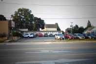 Exterior Canadiana Motel