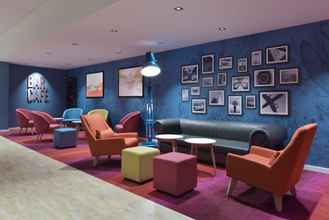 Lobby 4 Travelodge Gatwick Airport Central