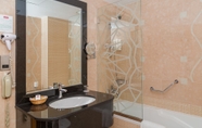 In-room Bathroom 3 Al Jawhara Gardens Hotel