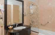 In-room Bathroom 3 Al Jawhara Gardens Hotel