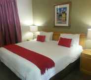 Kamar Tidur 2 Airport Inn and Suites