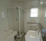 Toilet Kamar 7 Airport Inn and Suites