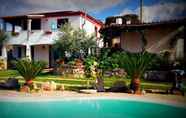 Kolam Renang 7 Agriturismo B&B Domo De Resteblas