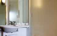 In-room Bathroom 6 ibis budget Poitiers Centre Gare