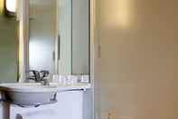 In-room Bathroom ibis budget Poitiers Centre Gare