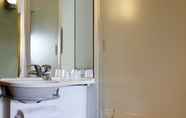 In-room Bathroom 4 ibis budget Poitiers Centre Gare