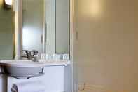 In-room Bathroom ibis budget Poitiers Centre Gare
