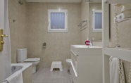 In-room Bathroom 3 Stay Together Barcelona Apartments