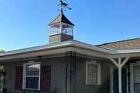 Exterior Shamrock Cove Inn