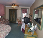 Bedroom 4 Auberge Lakeview Inn