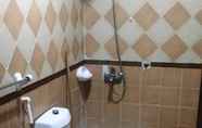 Toilet Kamar 7 Al Tawfiq Plaza Hotel