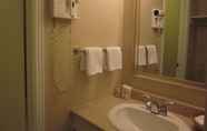 In-room Bathroom 5 Auberge Motel Le Pigeonnier