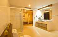 Toilet Kamar 4 Champasak Grand Hotel