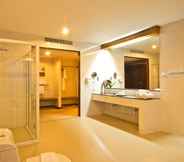 In-room Bathroom 4 Champasak Grand Hotel