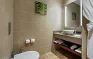 Toilet Kamar 6 Hilton Garden Inn Corlu