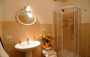 In-room Bathroom 3 Il Tanaceto