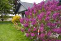 Exterior Duck Pond Bed & Breakfast Cottage