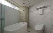 In-room Bathroom 3 K Hotels Dunnan