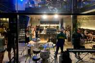 Bar, Cafe and Lounge Piece Hostel Sanjo