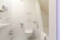 Toilet Kamar Garden Hotel